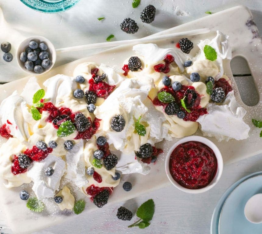 Knust pavlova med bakt bringebærsaus