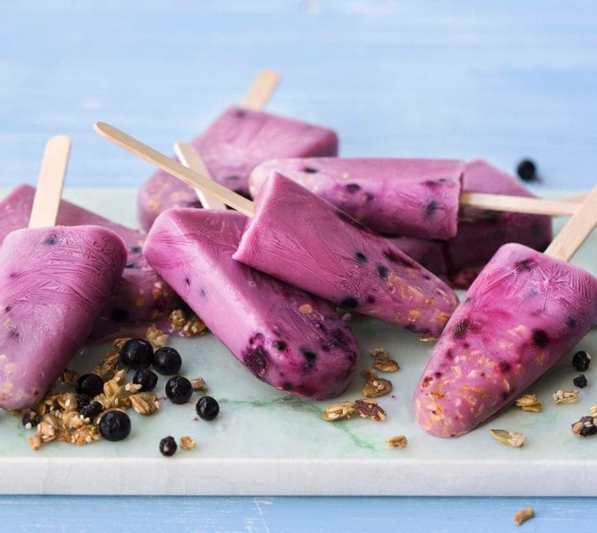 Ispinne med blåbær og müsli