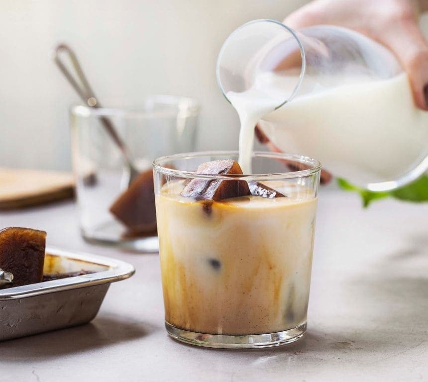 Iskaffe med kaffeisbiter