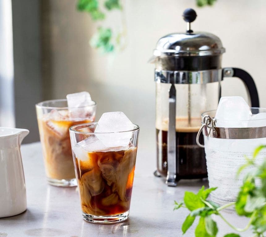 Iskaffe i presskanne