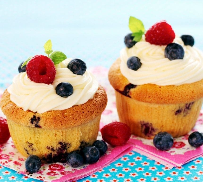 Cupcakes med blåbær og bringebær