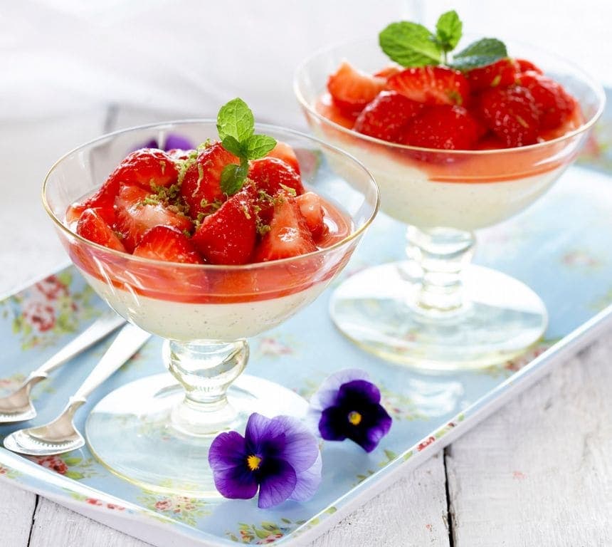 Limemarinerte jordbær med hvit sjokolademousse