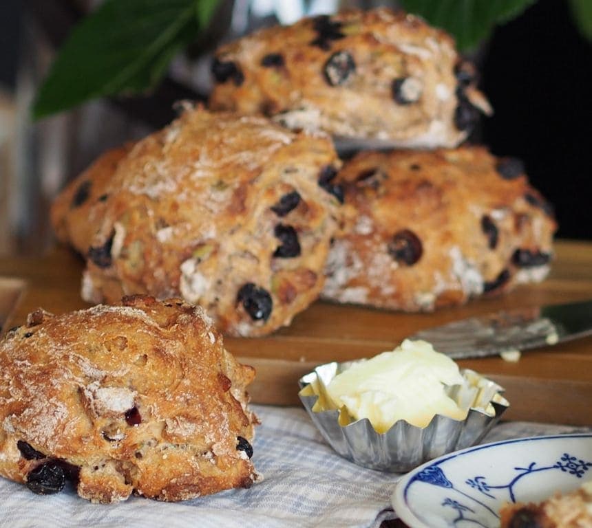 Rundstykker med blåbær og gresskarfrø