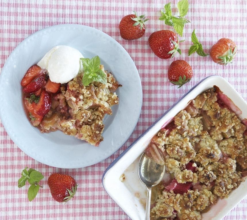 Smuldrepai med rabarbra, kardemommeis og jordbærsalsa