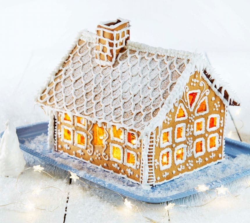 Pepperkakehus med lys i