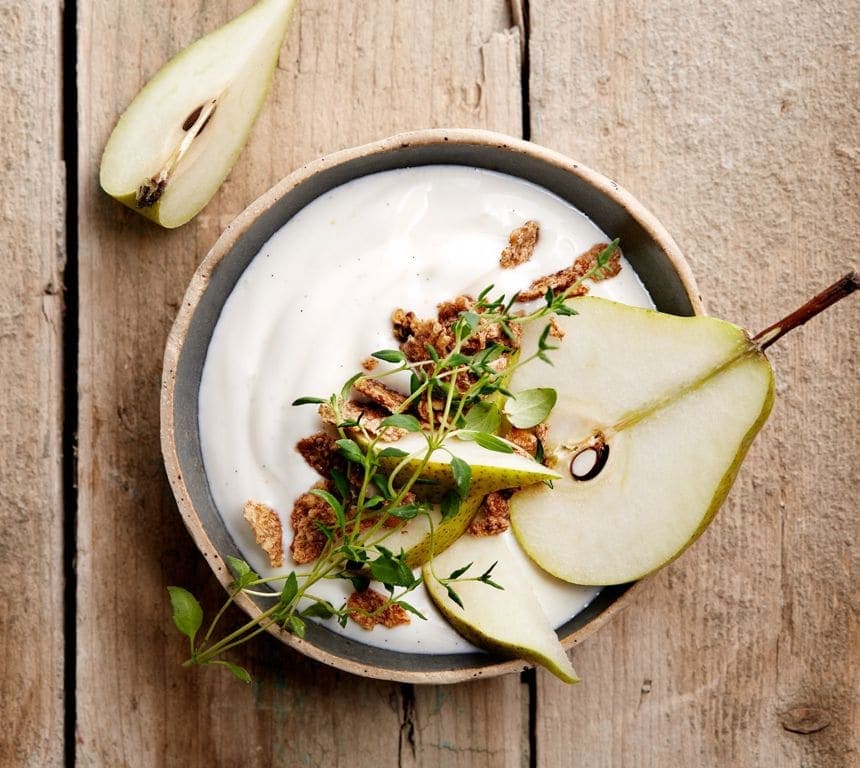Yoghurt med pære, müsli og timian
