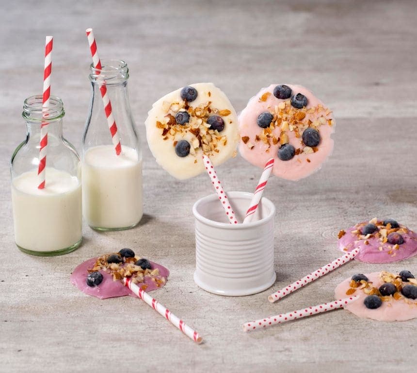 Yoghurtis på pinne med bær og nøtter