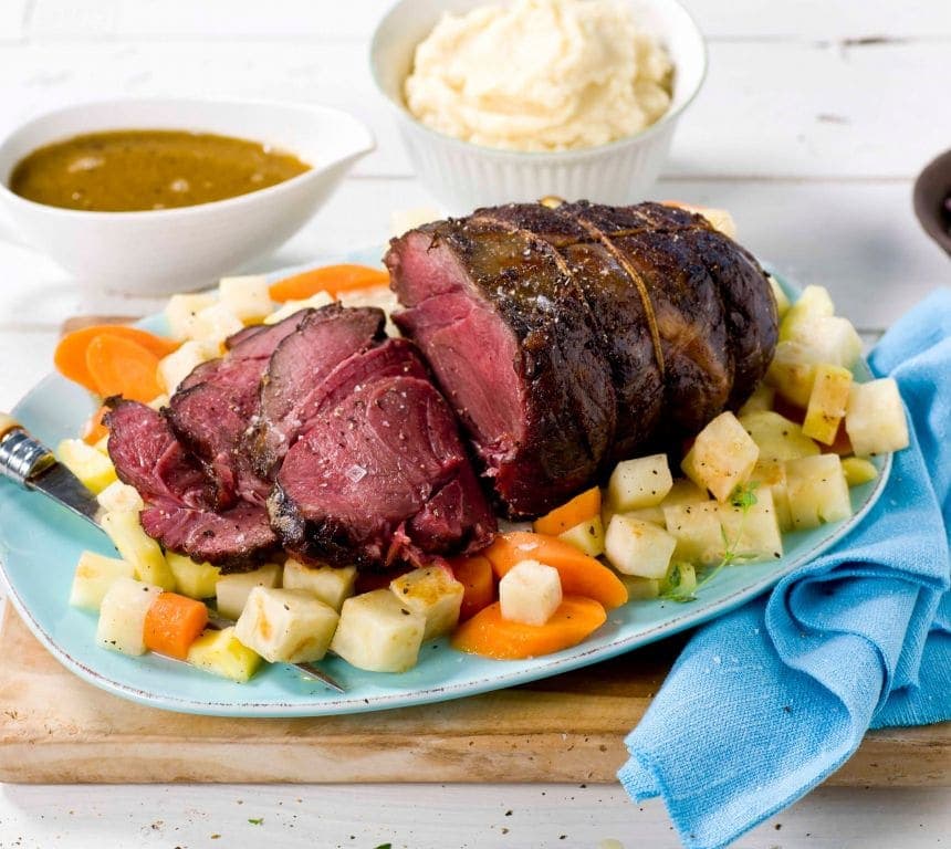 Reinsdyrstek med smørdampede rotgrønnsaker