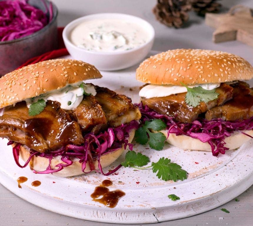 Ribbeburger med lettsyltet rødkål og rømmedressing