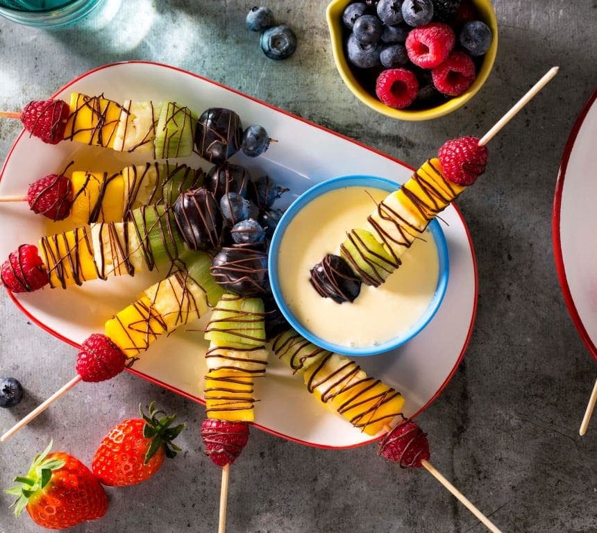 Fruktspyd med mørk sjokolade og vaniljesaus