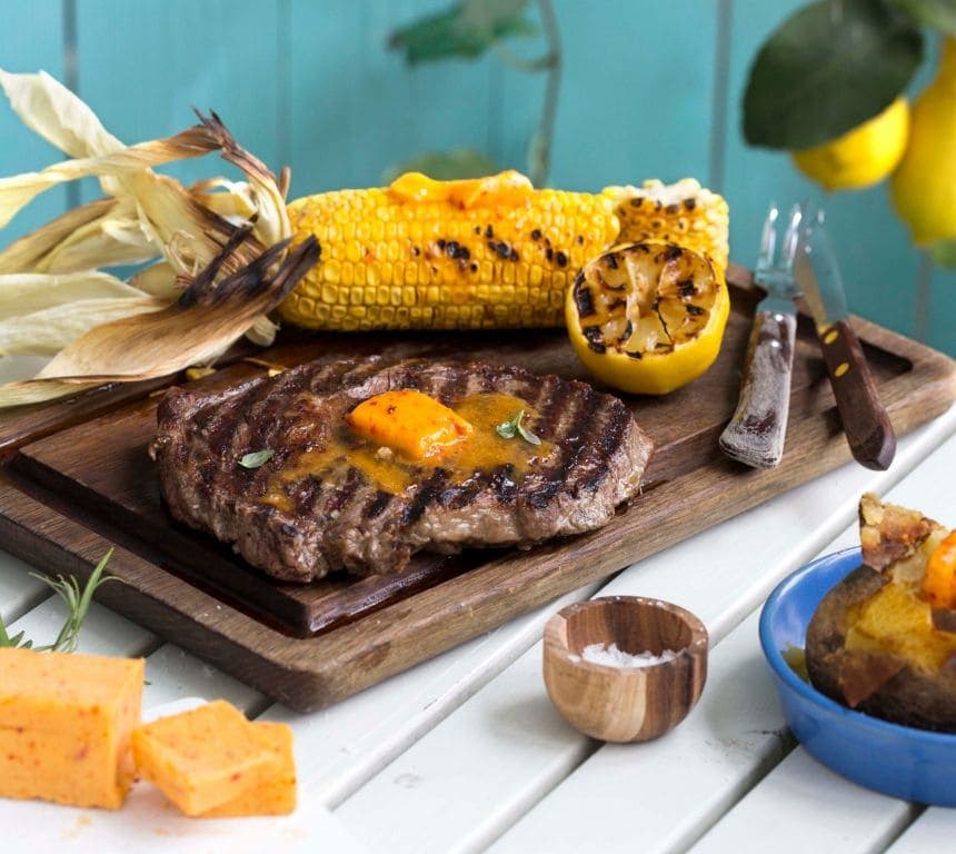 Grillet entrecôte med bakt potet og mais