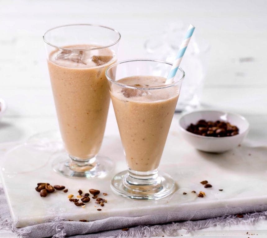 Iskaffe-smoothie med banan og mandler