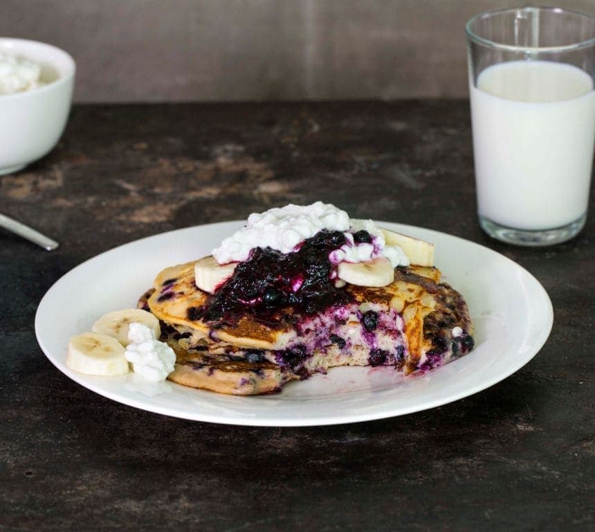 Cottage cheese-lapper med banan og blåbær