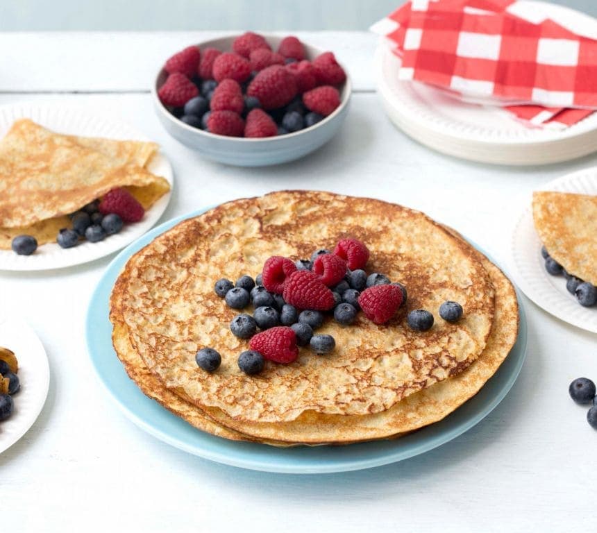 Grove pannekaker med bær