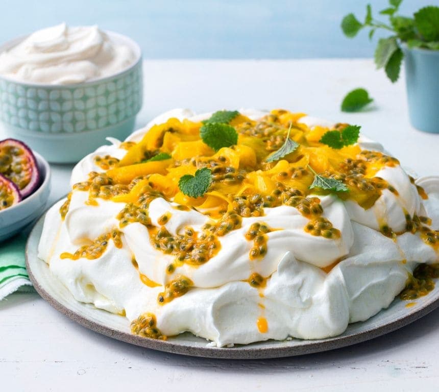 Pavlova med mango og pasjonsfrukt