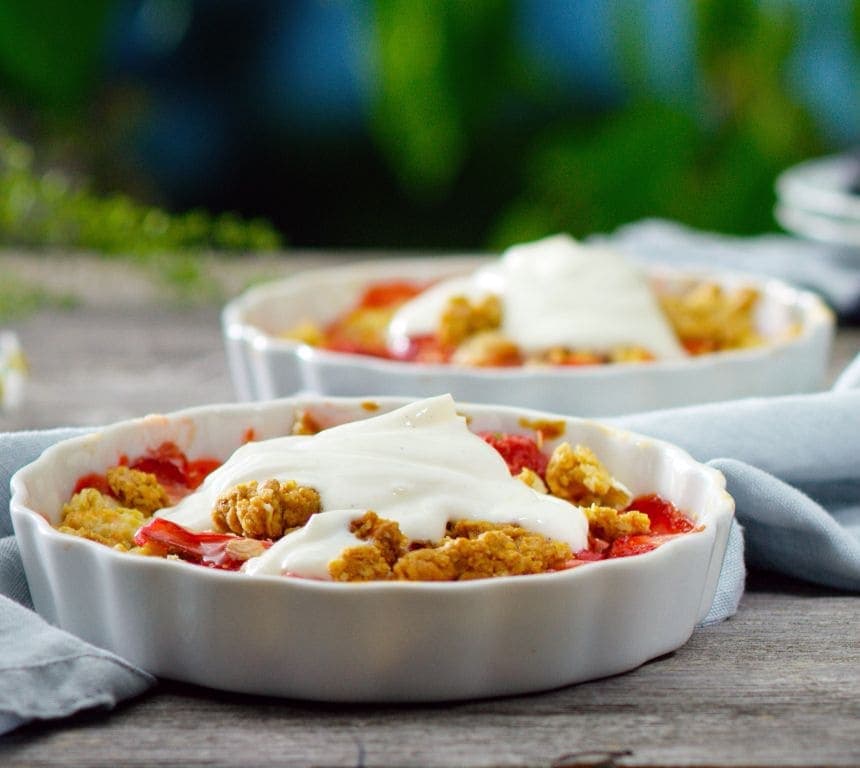 Smuldrepai med rabarbra og jordbær