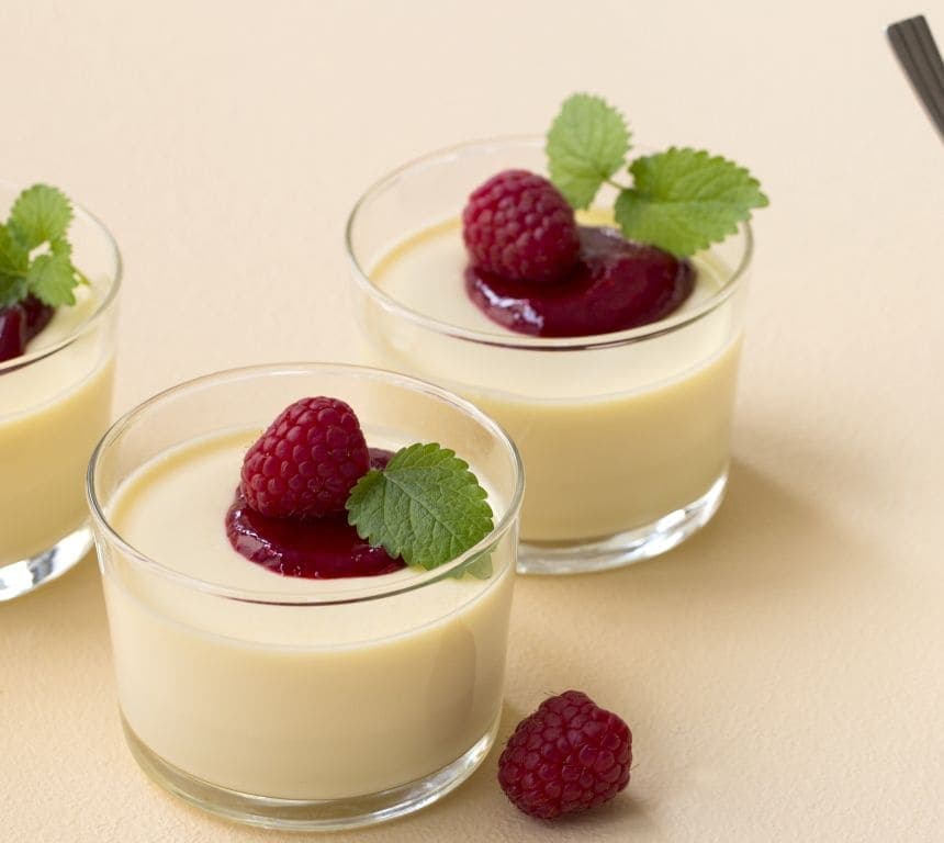 Panna cotta med vanilje og bringebærsaus