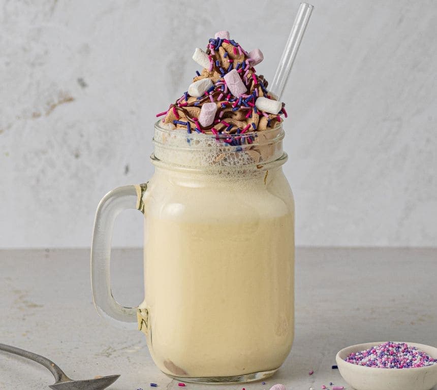 Lettvint «freakshake» med vaniljemelk og sjokoladekrem