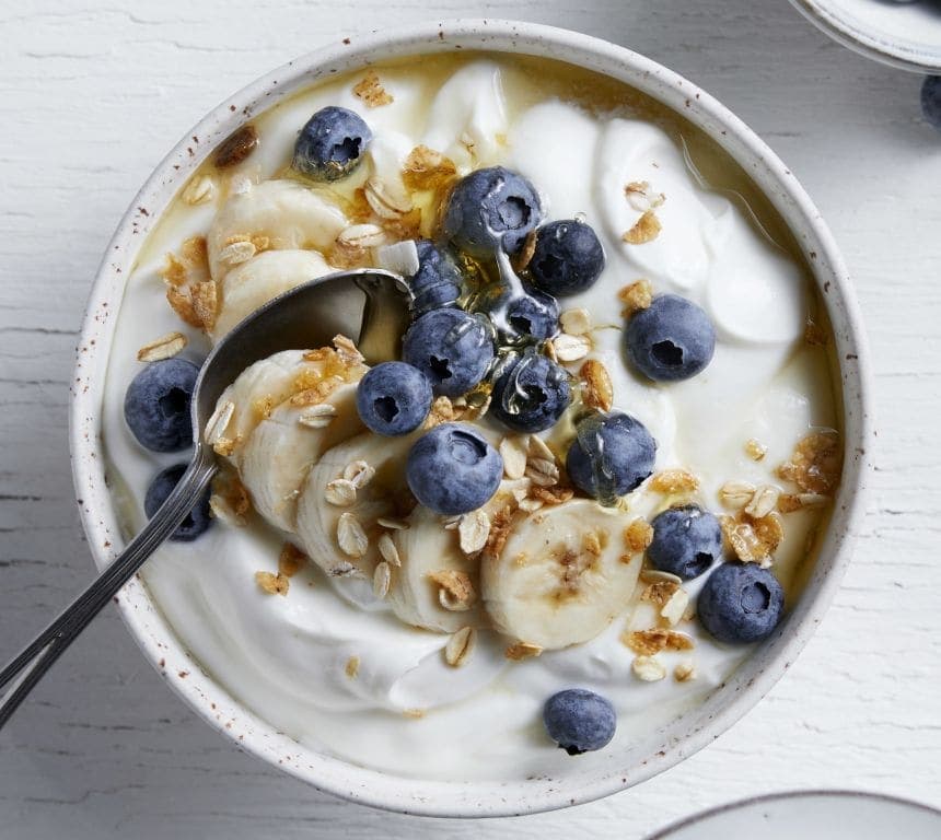 Proteinfrokost med gresk type yoghurt, blåbær, banan og müsli