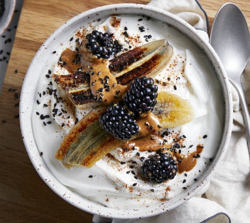 Proteinkos med gresk type yoghurt, stekt banan, bjørnebær og peanøttsmør