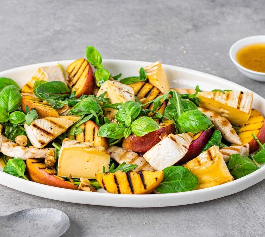 Kyllingsalat med grillet brie og nektarin
