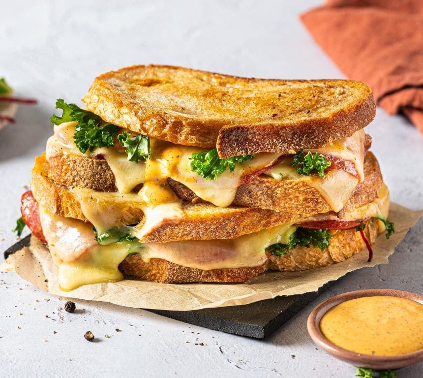 Toast med Jarlsberg®, salami og grønnkål