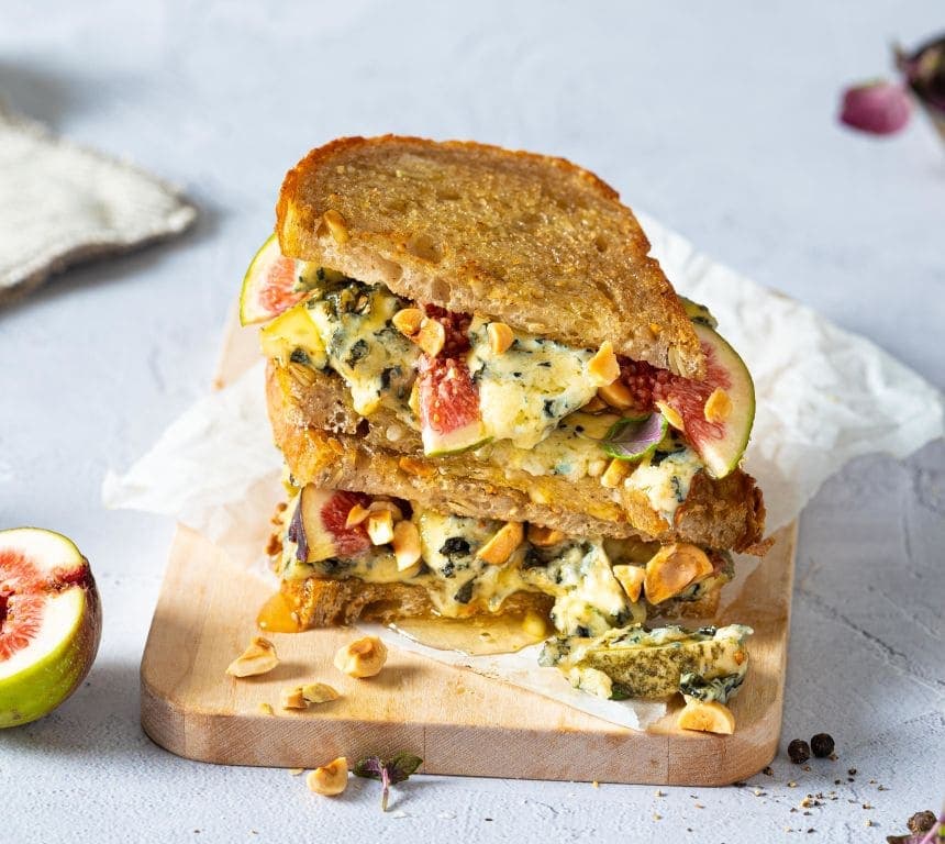 Selbu Blå-toast med fiken, nøtter og honning