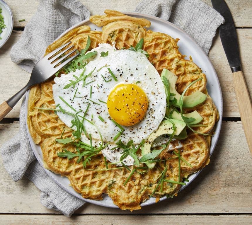 Søtpotetvafler med speilegg og avokado
