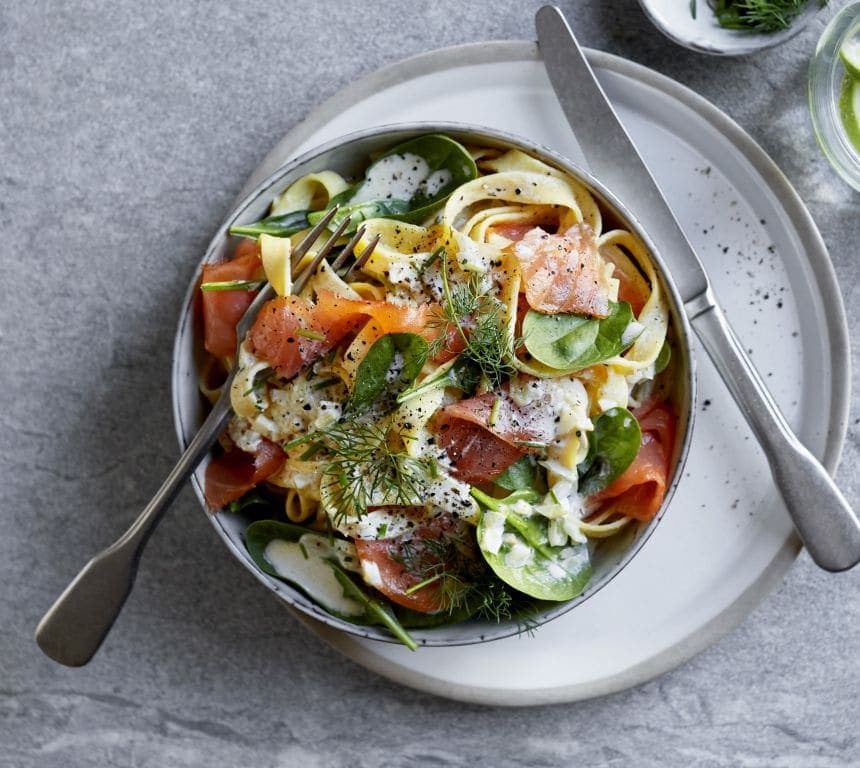 Kremet pasta med geitemelk, snøfrisk og røkt laks