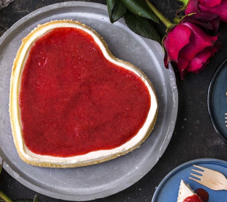 Bakt ostekake med jordbærsaus