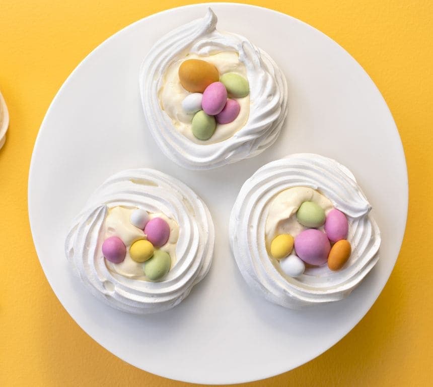 Pavlova med påskeegg