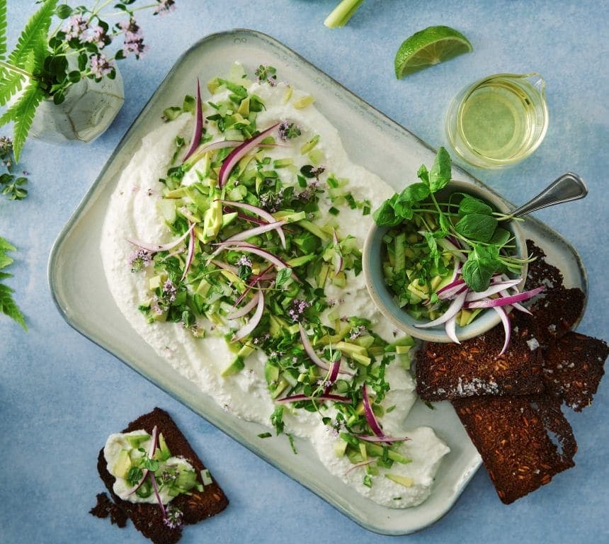 Pisket cottage cheese med grønn topping