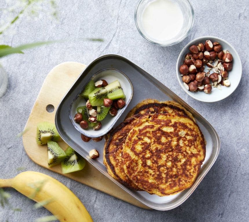 Grove bananpannekaker med yoghurt