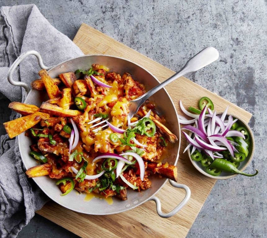 Søtpotetfries med chilikjøttsaus og cheddar