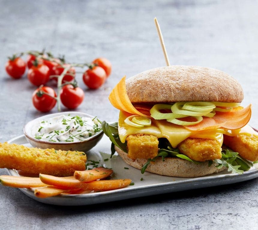 Fiskeburger med fiskepinner og cheddar