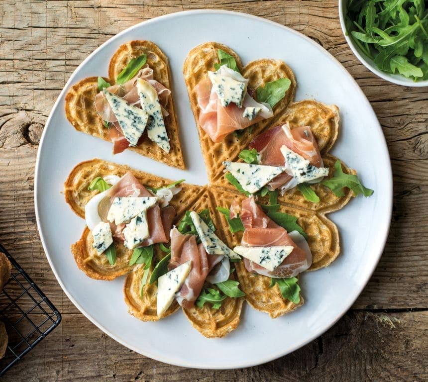 Grove vafler med Selbu Blå og spekeskinke