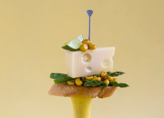 Pintxos på pinne. Jarlsberg®  med finhøvlet asparges, grillet mais, lime og olivenolje.