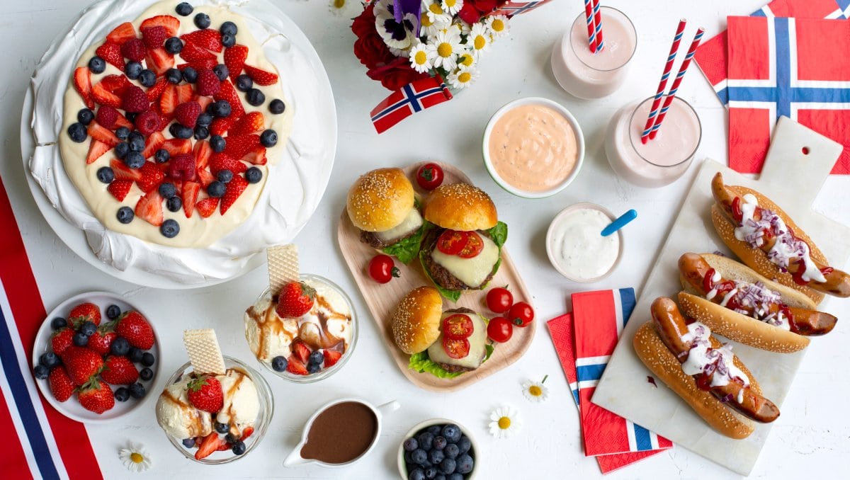 17. mai bord med pølser, pavlova, burgere og is