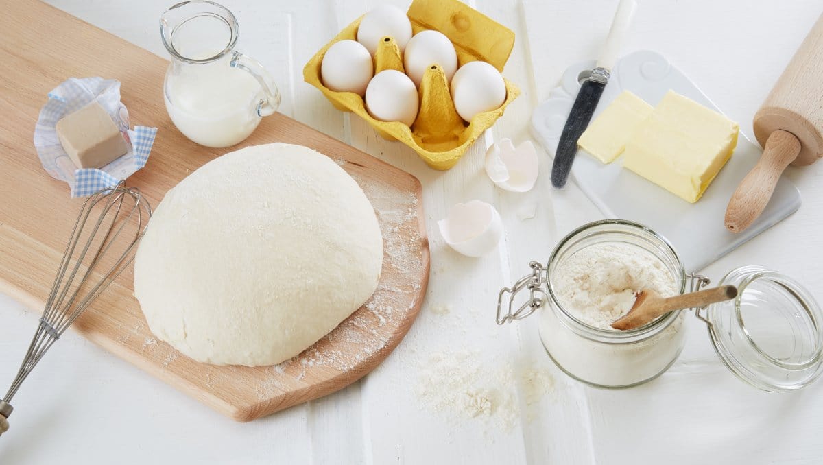 Deig, egg, melk, smør, fersk gjær, kjevle, visp og kniv til baking