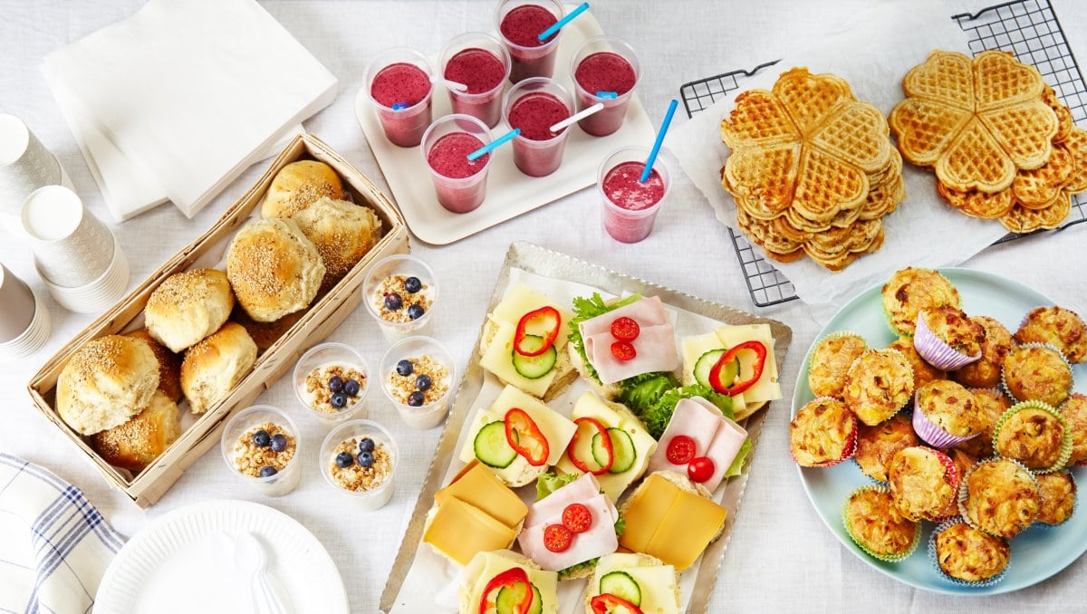 Boller, smoothies, yoghurt med topping, smørbrød, vafler og muffins