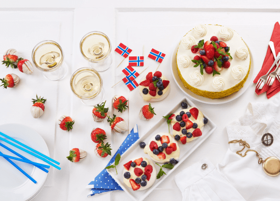 Kremkake, minipavola, jordbær, norske flagg og drikke til festlig lag