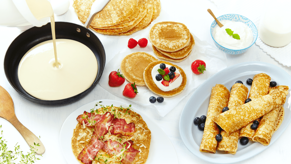 Pannekakerøre i panne, sveler, pannekaker og pannekaker med bacon