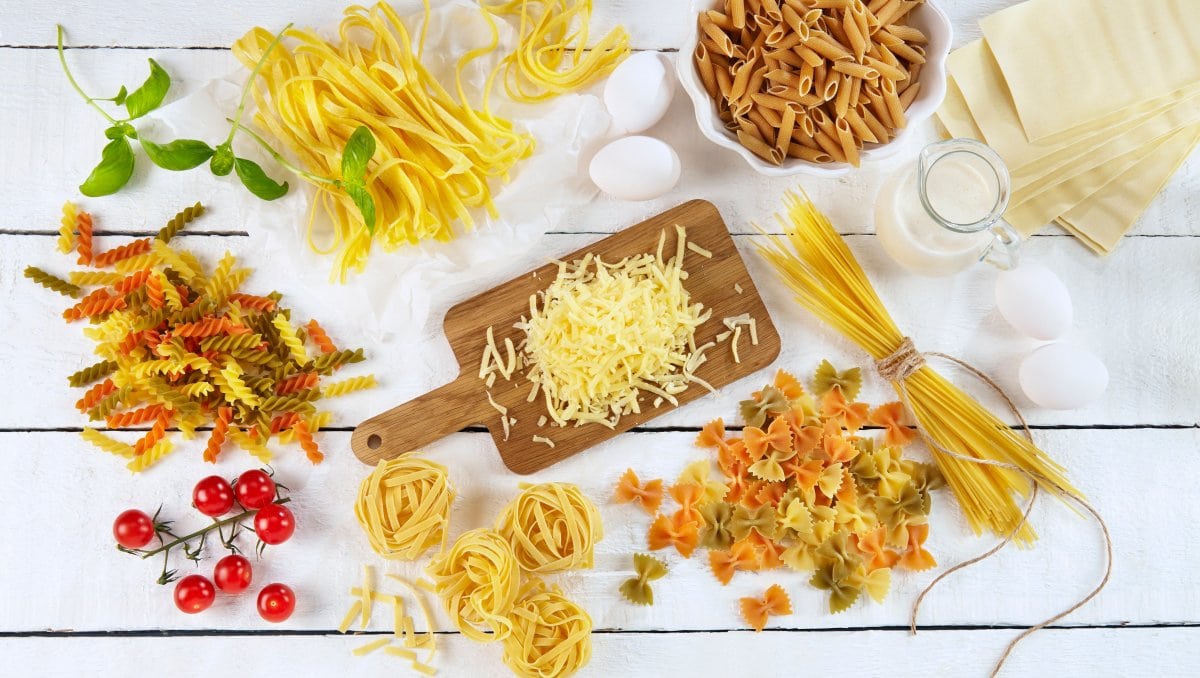 Flere typer pasta på et bord