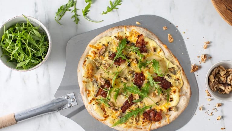 hvit pizza med selbu blå