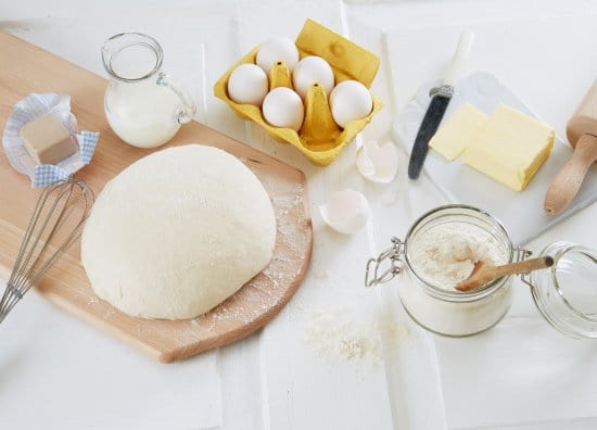 Deig, egg, melk, smør, fersk gjær, kjevle, visp og kniv til baking