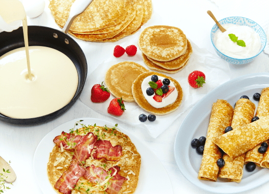 Pannekakerøre i panne, sveler, pannekaker og pannekaker med bacon