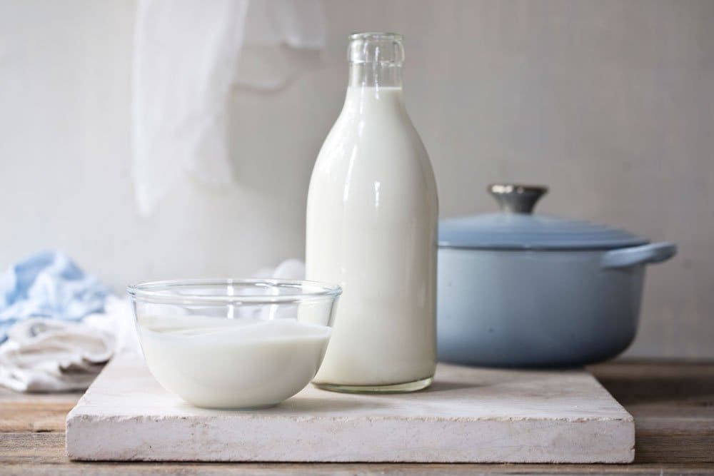 Melk i flaske og yoghurt i skål