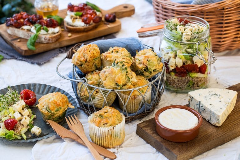 Piknik med ostemuffins, ostesandwich, salat og gode oster.