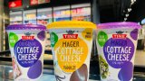 På TikTok har det blitt veldig populært å stavmikse cottage cheese til en kremaktig konsistens.