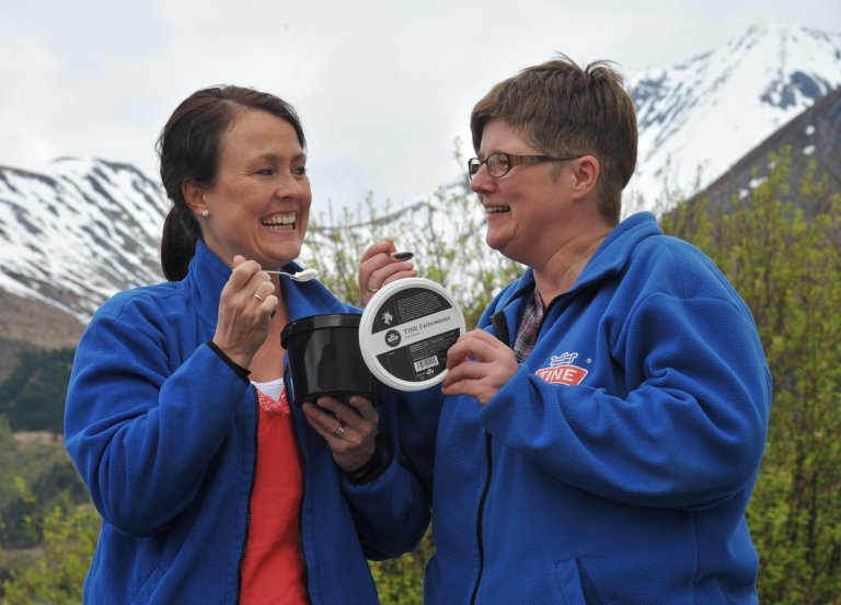 Markedssjef Rina Spieler Halvorsen (t.v.) og meierisjef Bente Reklev er begeistret for geiterømmen. Foto: Olav Håland